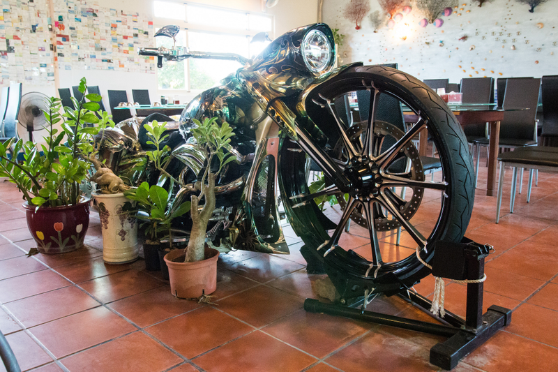 Illustration for article titled Watch This Chopper Start Up Inside A Restaurant In Taiwan And Understand Harleys Forever